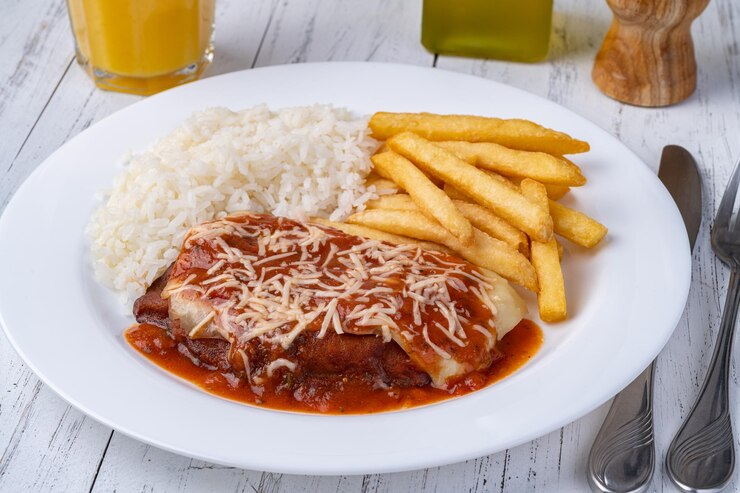 Foto arroz de carne à parmegiana e batata frita prato típico executivo brasileiro