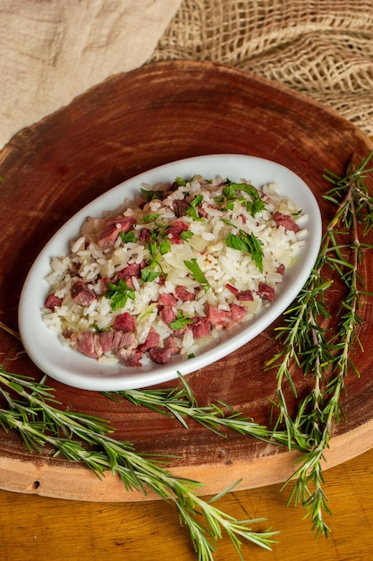 Foto arroz de carreteiro comida típica do brasil feita com arroz e carne seca servida em prato branco