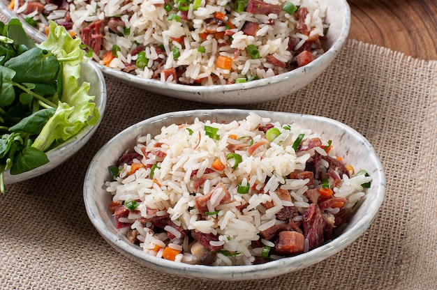 Arroz de carreteiro. comida típica do sul do brasil, feita com arroz, carne-seca, linguiça calabresa, bacon e cenoura.