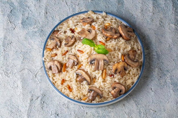 Arroz de cogumelo pilaf Nome turco Mantarli pirinc pilavi