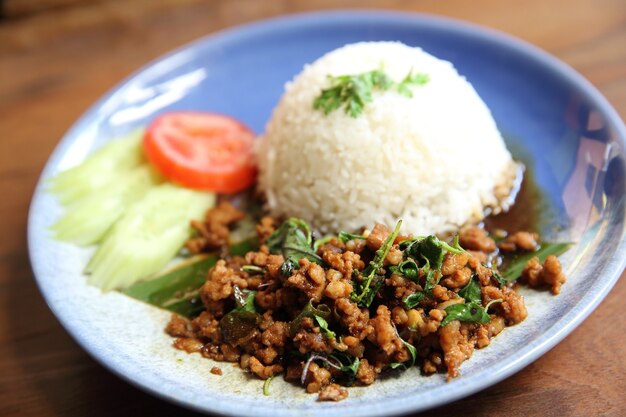 Arroz de comida tailandesa com carne de porco e manjericão