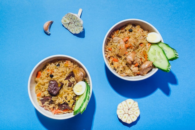 Arroz de cozinha oriental tradicional uzbeque com carne plov no estilo moderno de sombra de cabelo azul. Foto de alta qualidade