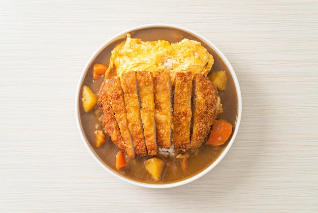 arroz de curry com costeleta de porco frita com tonkatsu e omelete cremosa - comida japonesa