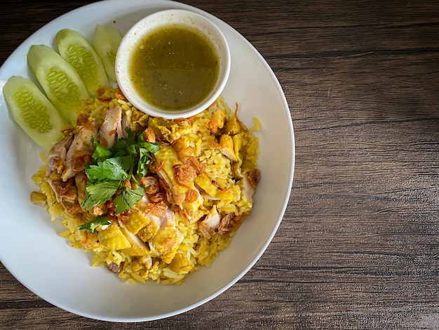 Arroz de frango biryani na mesa de madeira