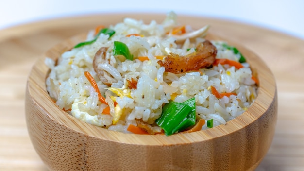 arroz de frango frito em uma tigela de madeira