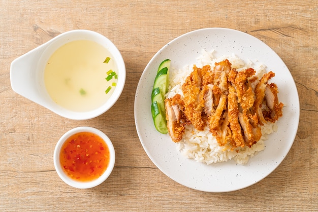 Arroz de frango Hainanês com frango frito ou arroz de canja de frango no vapor com frango frito - comida asiática