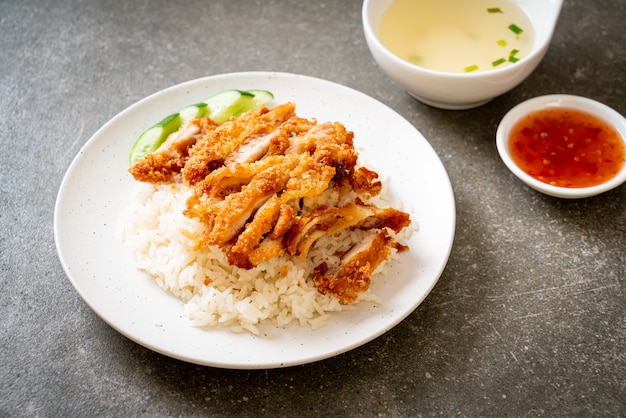 Arroz de frango hainanês com frango frito