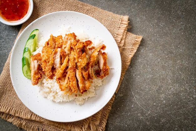 Arroz de frango hainanês com frango frito