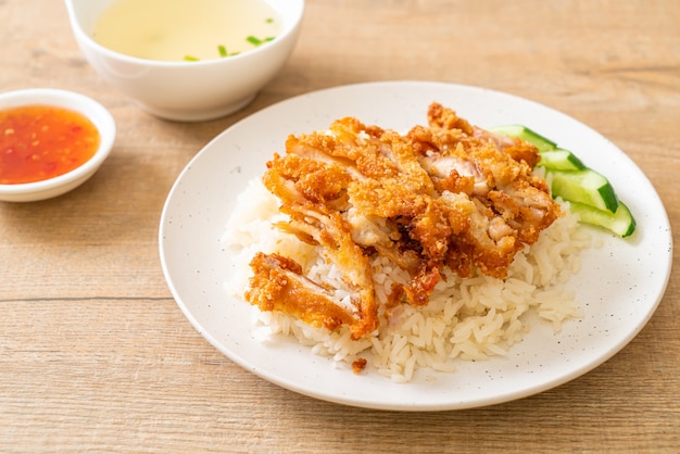 Arroz de frango hainanês com frango frito