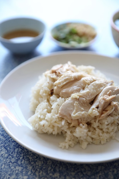 Arroz de frango hainanês com pepino em close-up, comida tailandesa