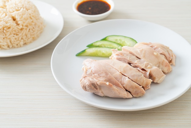 Arroz de frango Hainanês ou arroz cozido no vapor com canja de galinha - estilo de comida asiática