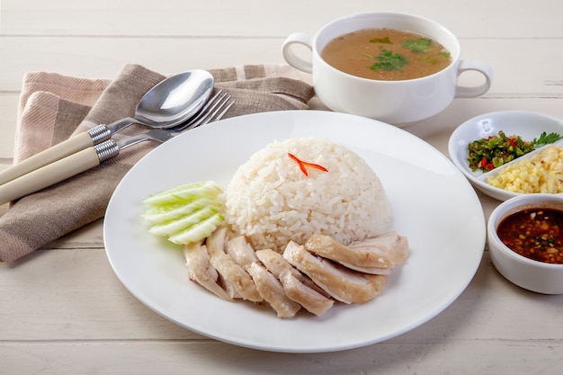 Arroz de frango hainanese na mesa