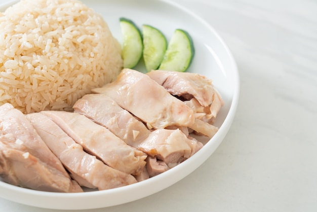 Arroz de frango Hainanese ou arroz cozido no vapor com canja de galinha Estilo de comida asiática