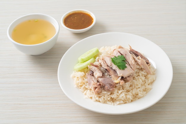 Arroz de frango Hainanese ou arroz cozido no vapor com frango - estilo de comida asiática