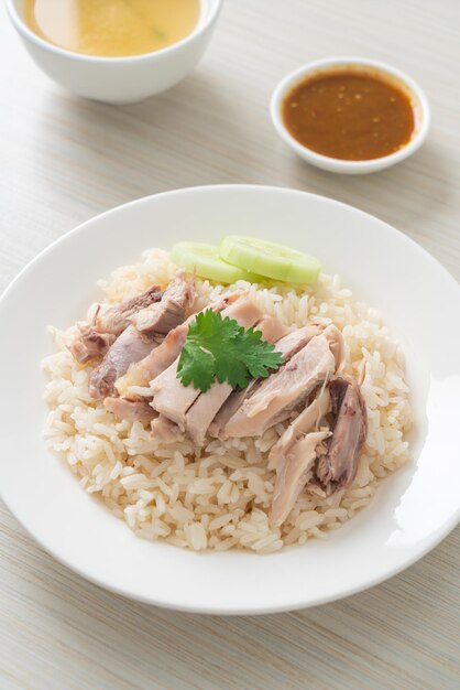 Arroz de frango hainanese ou arroz cozido no vapor com frango - estilo de comida asiática