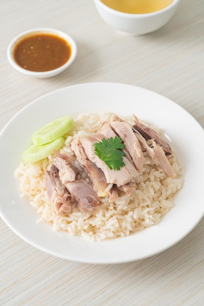 Arroz de frango Hainanese ou arroz cozido no vapor com frango - estilo de comida asiática