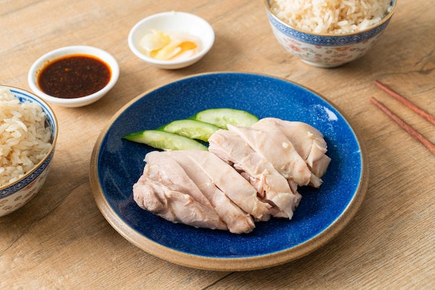 Arroz de frango hainanese ou arroz cozido no vapor com sopa de galinha