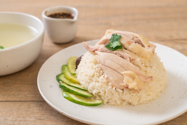 Arroz de frango Hainanese ou arroz de frango cozido no vapor