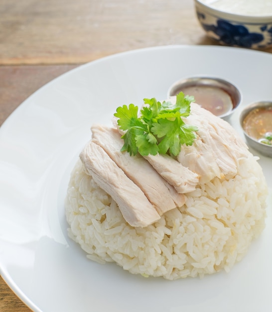 Arroz de frango no fundo de madeira