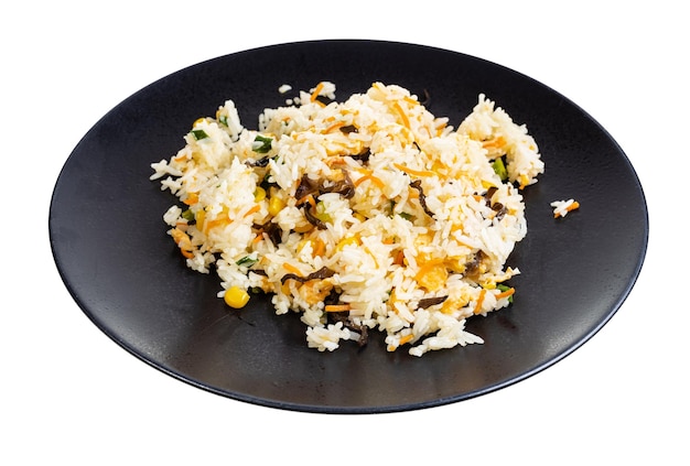 Arroz de jasmim cozido com ovo e legumes fritos