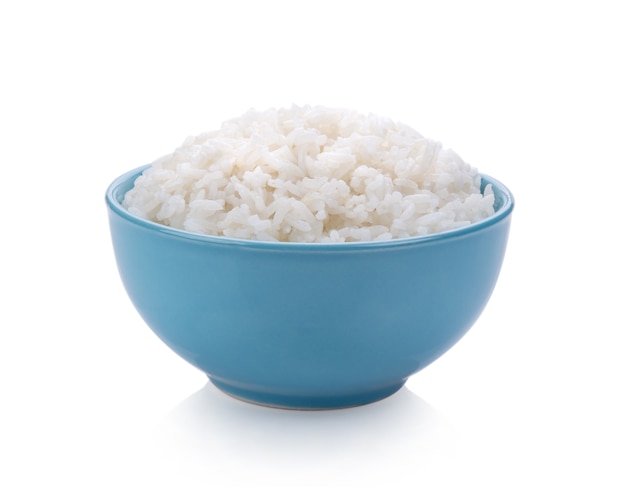 Arroz de jasmim em uma tigela sobre fundo branco