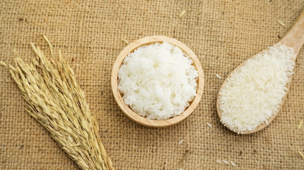 Arroz de jasmim em uma tigela sobre uma mesa de madeira.