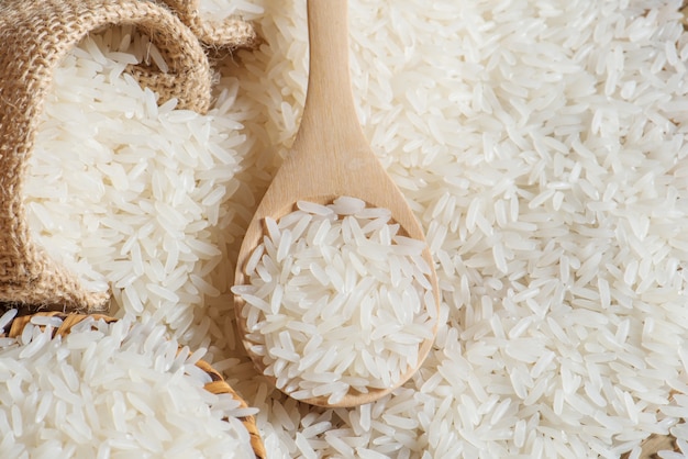 Foto arroz de jasmim na colher de madeira
