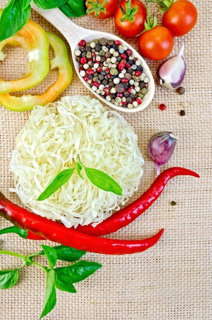 Arroz de macarrão torcido com pimentão e legumes