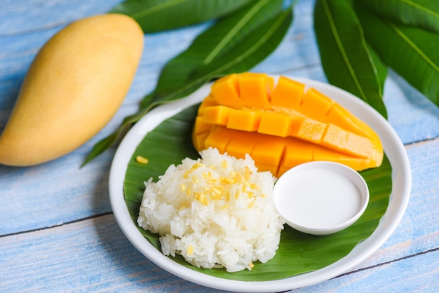 Arroz de manga maduro cozido com leite de coco, sobremesa asiática tailandesa doce de manga tropical