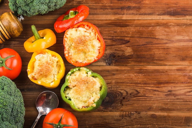 Arroz de marisco com queijo, pimentos recheados com arroz e carne picada. Pimenta verde grelhada com queijo