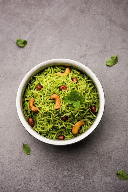 Arroz de menta - arroz basmati cozido com folhas frescas de pudina e guarnecido com amendoim e castanha de caju ou kaju