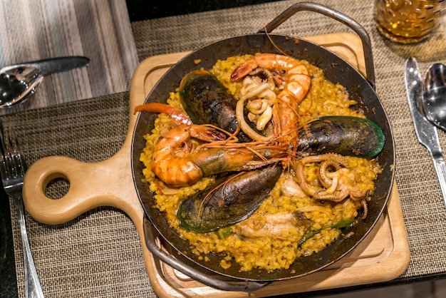 Arroz de paella de frutos do mar