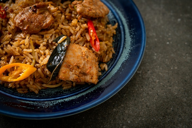 Arroz de porco frito com ervas - comida asiática