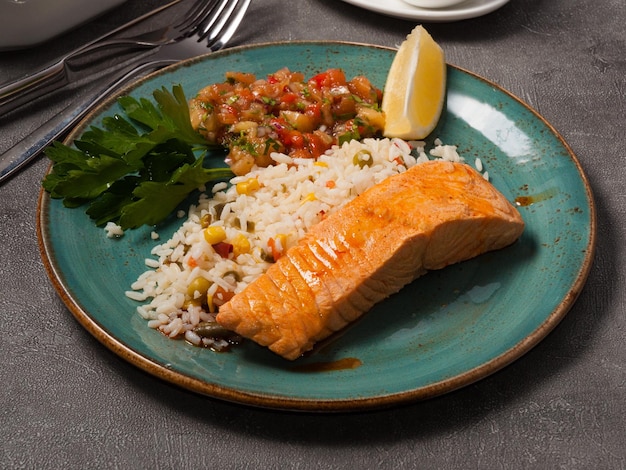 Arroz de salmão grelhado com legumes e salada de legumes