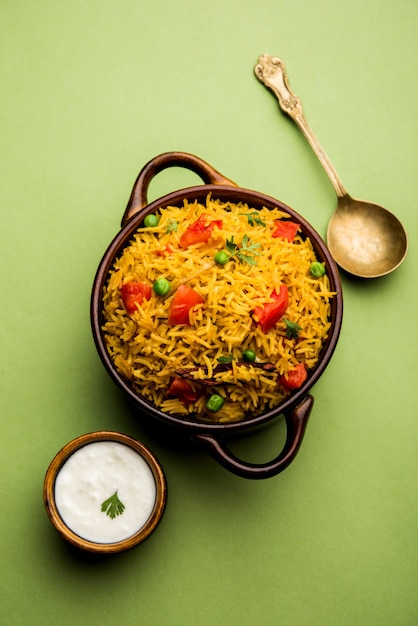 Arroz de tomate também conhecido como Tamatar Pilaf ou pulav feito com arroz basmati, servido em uma tigela. foco seletivo