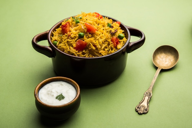 Arroz de tomate também conhecido como Tamatar Pilaf ou pulav feito com arroz basmati, servido em uma tigela. foco seletivo