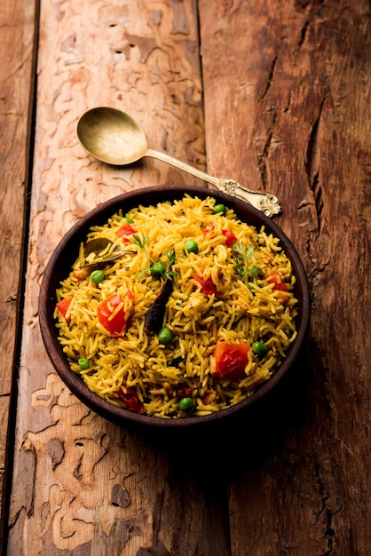 Arroz de tomate também conhecido como Tamatar Pilaf ou pulav feito com arroz basmati, servido em uma tigela. foco seletivo