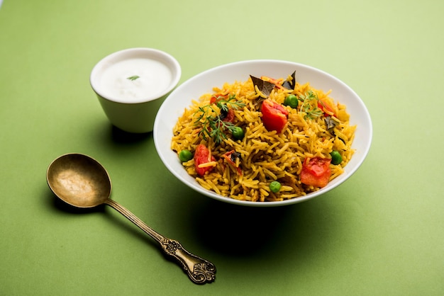 Arroz de tomate também conhecido como Tamatar Pilaf ou pulav feito com arroz basmati, servido em uma tigela. foco seletivo