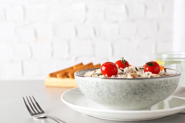 Arroz delicioso em tigela servido na mesa cinza Espaço para texto