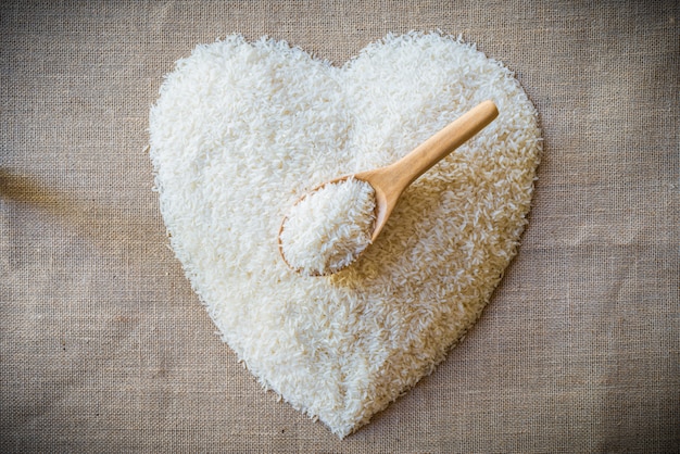 Arroz dispuesto en forma de corazón en cilicio con cuchara de madera