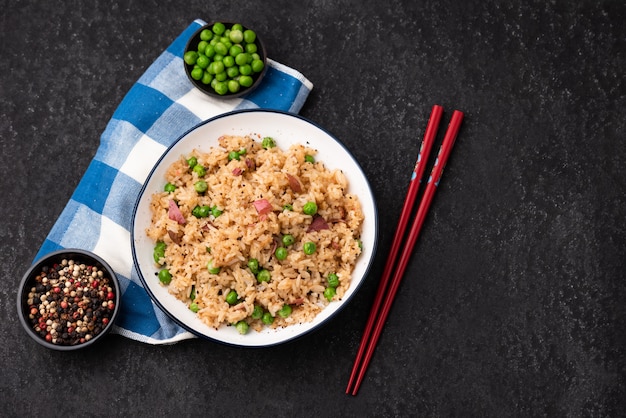 Arroz do Japão disparado com ervilhas e pauzinho