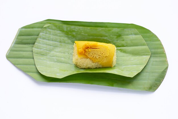 Arroz dulce con crema pastelera de huevo en hojas de plátano