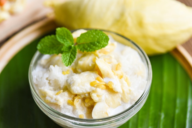 Arroz durian maduro cocido con leche de coco Postre tailandés asiático fruta de verano de cáscara de durian dulce tropical