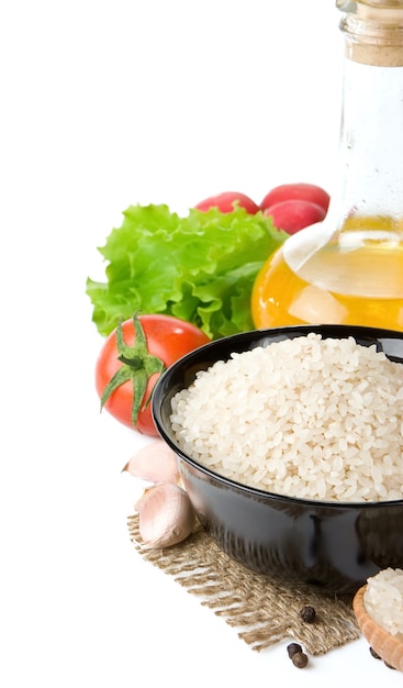 Arroz e alimentos nutritivos isolados na superfície branca