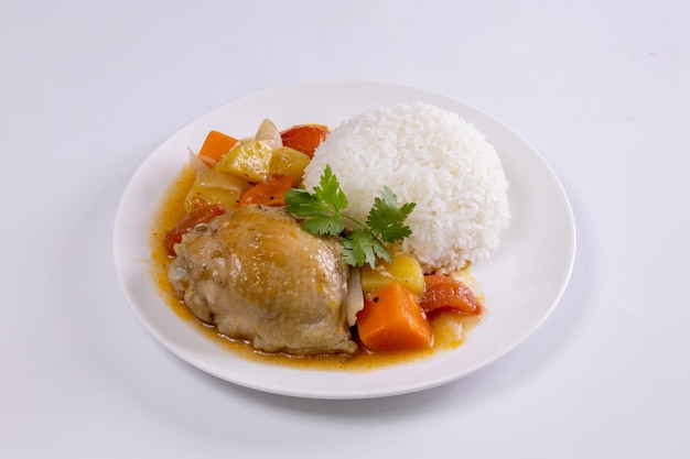 Arroz e caldeirada de frango com batata e cenoura em fundo branco