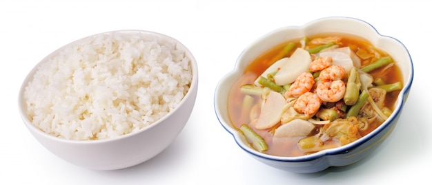 Arroz e curry agridoce com molho de tamarindo, camarão e legumes (kang som koong)