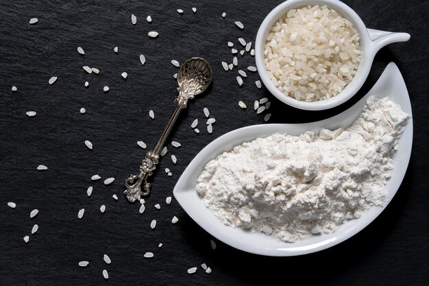 Arroz e farinha de arroz na superfície do xisto