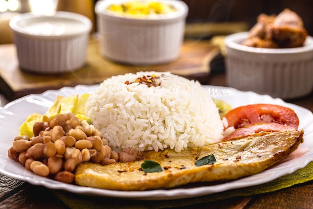 Arroz e feijão típico do brasil comida saudável e leve frango grelhado e salada