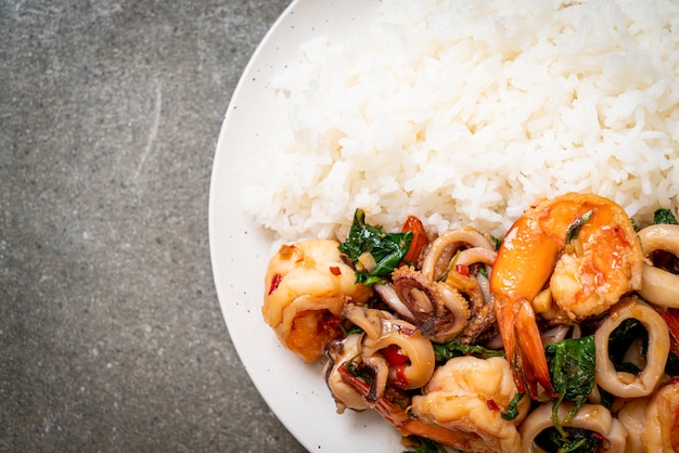 arroz e frutos do mar fritos (camarões e lulas) com manjericão tailandês - comida asiática