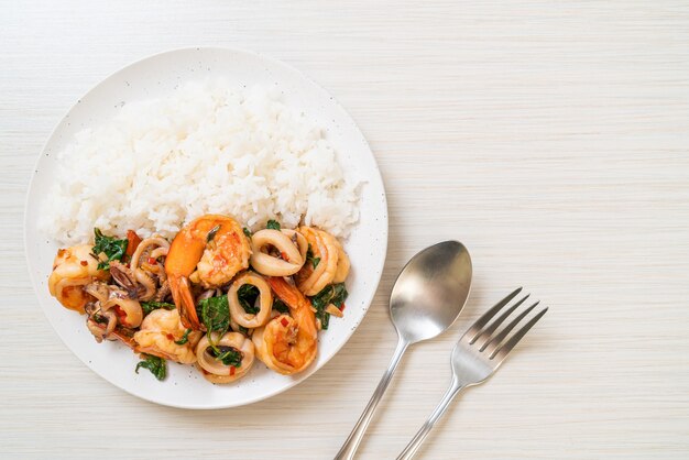 arroz e frutos do mar fritos (camarões e lulas) com manjericão tailandês. Comida asiática